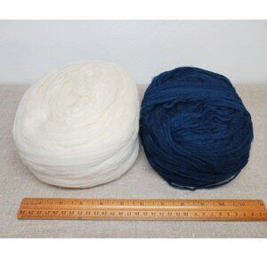 Wool roving yarn / White and dark blue